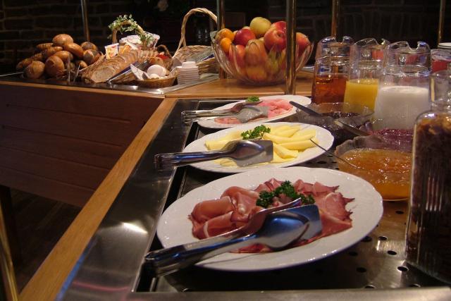 Ein reichhaltiges Frühstücksbuffet